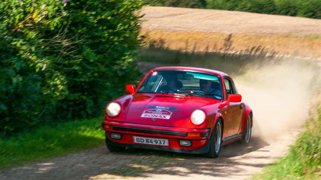 Vinderne af de første to afdelinger i Sport-klassen, Leif Poulsen, Fårvang og Kent Poulsen, Silkeborg i Porsche 911, årgang 1976.
(Foto: Rallypics)